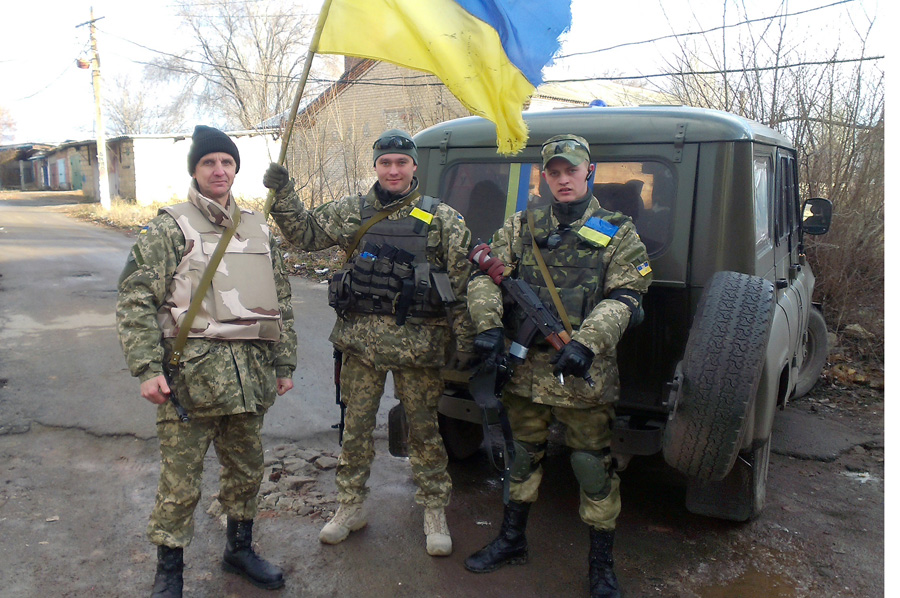 Капітан 3-го рангу Святослав Ветлинський (у центрі) під час служби в АТО разом із побратимами Анатолієм Бобровим (ліворуч) та Олександром Челобітченком (праворуч). Фото з родинного архіву Святослава Ветлинського